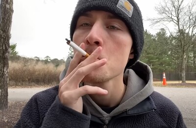 Лечение зависимости от табакокурения в Долгопрудном Мужчина с сигаретой делает затяжку