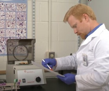 Клиника лечения наркозависимости в Долгопрудном Врач в кабинете клиники