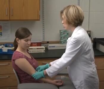 Лечение зависимости от аптечных препаратов в Долгопрудном Врач делает инъекцию пациентке